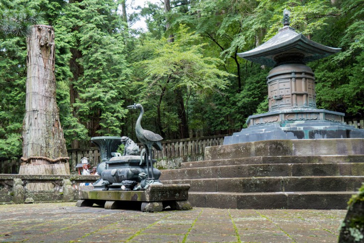 U ich szczytu na kamiennym placu otoczonym morzem zieleni stoi urna ze szczątkami Tokugawy. Jest bardzo skromna, ale i dystyngowana.