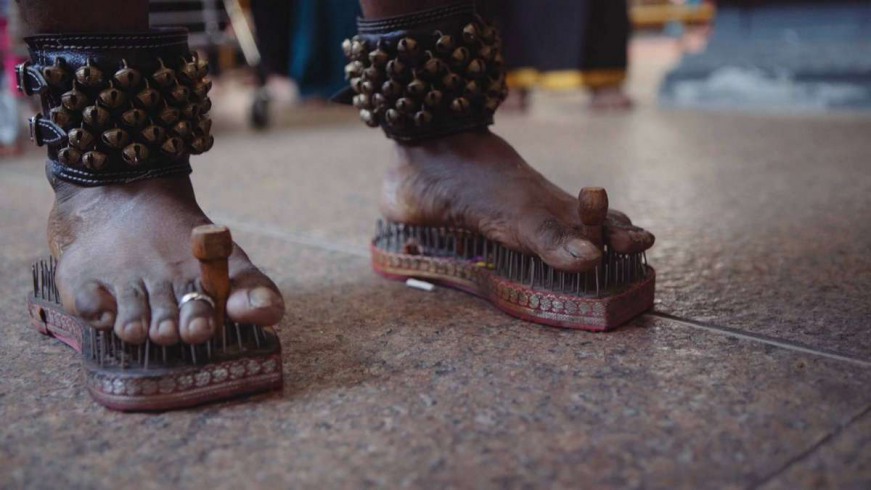 Slippers in which Idumban walked gradually filled with stones, and they start to hurt him, became uncomfortable.