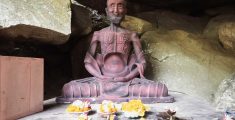 Buddyzm pod wiszącą skałą